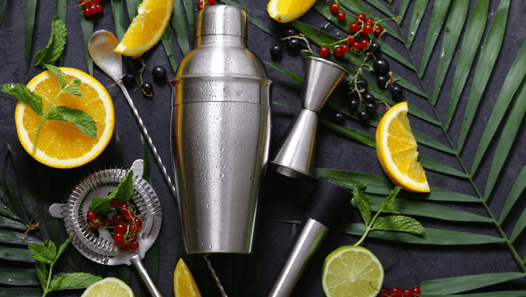 Molecular mixology techniques create visually stunning cocktails