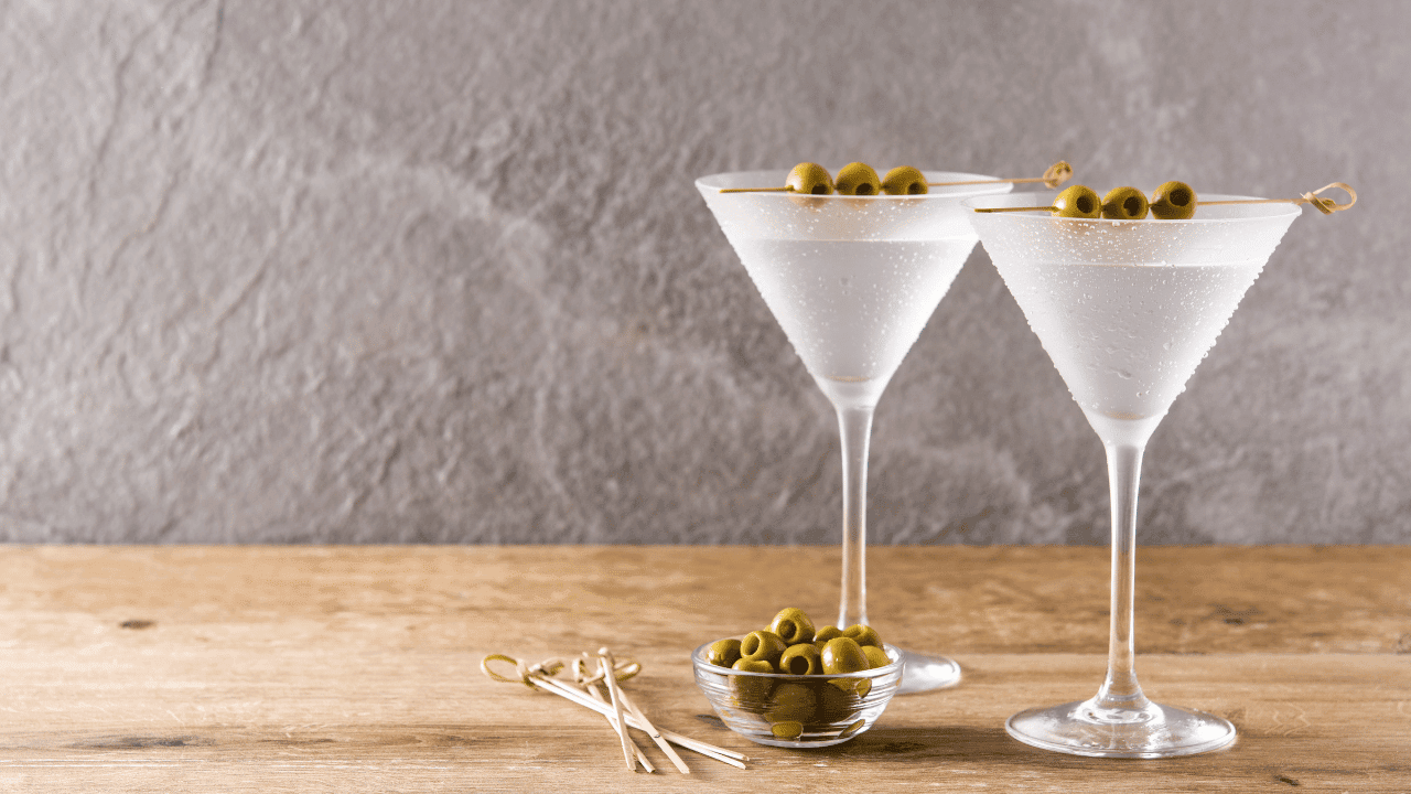 Classic Vodka Martini Cocktail Recipe & Tips 1 Classic Vodka Martini Cocktail