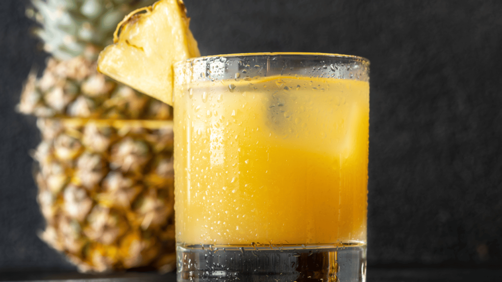 How to Make a Classic Malibu and Pineapple Cocktail